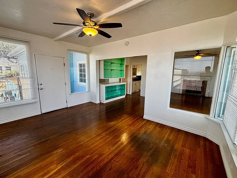 Large 2 bed 1 bath with private outdoor patio- Bankers Hill — Photo 5