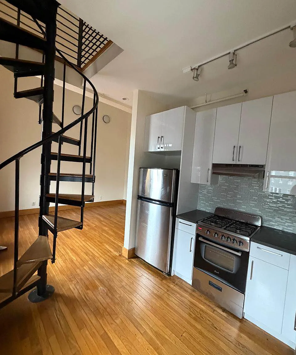 477 Saint Mark's Place — Photo 2