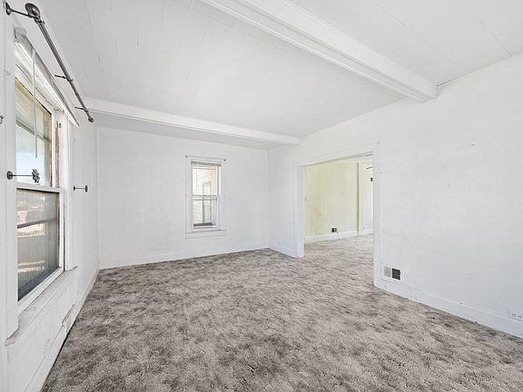 4th image of 116 W Barker Ave