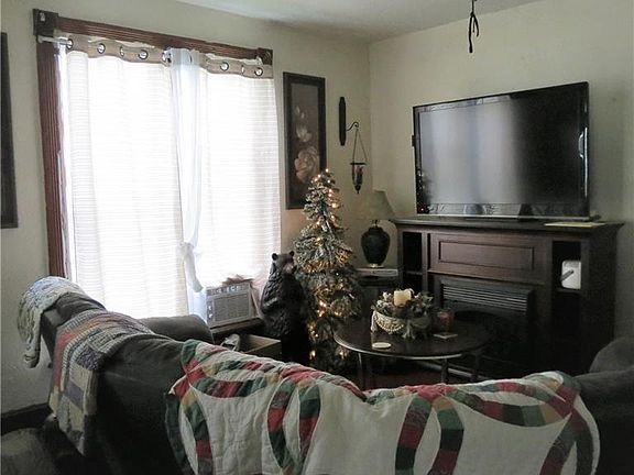 4th image of 221 Forest St