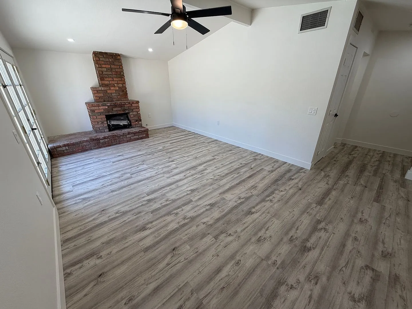 3 bed, 1.0 bath, 1018 sqft, $3,000 — Photo 4