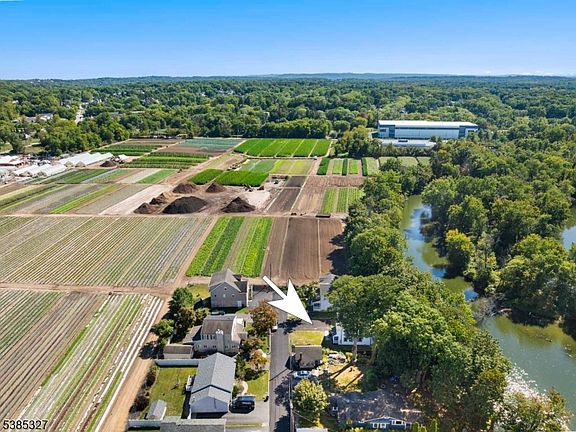 4th image of 78 Maple Ln