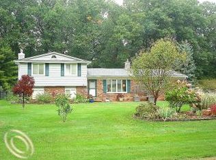 8807 N Christine Dr, Brighton, MI
