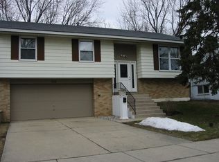 1111 Meadow Ln, Streamwood, IL 60107