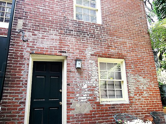 2nd image of 935 Lombard St Side 104