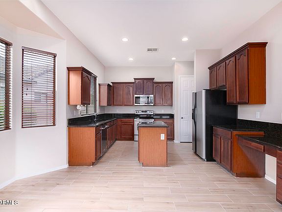 3rd image of 1046 E PHELPS Street