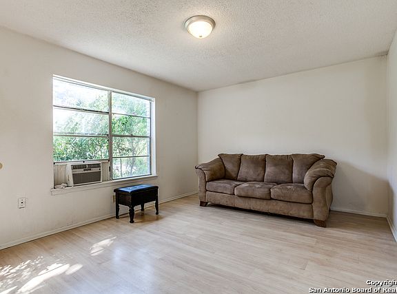 4th image of 4919 Teasdale Dr