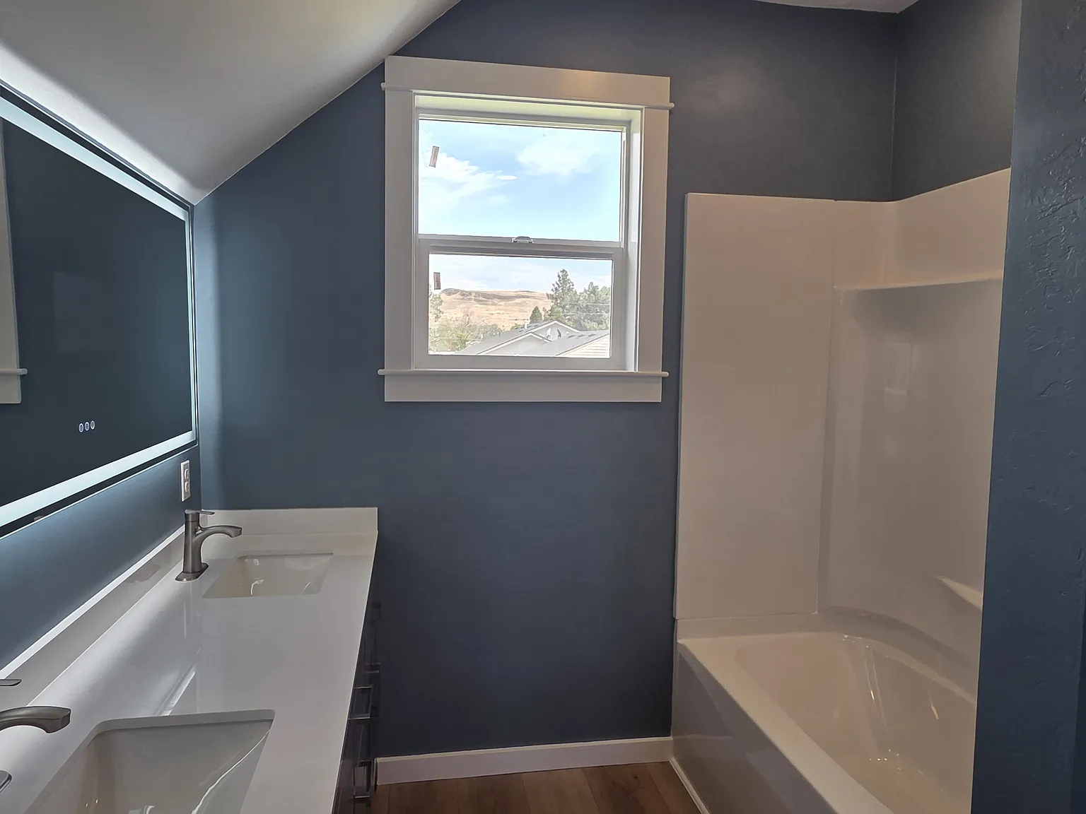 3 bed, 1299 sqft, $1,900 — Photo 2