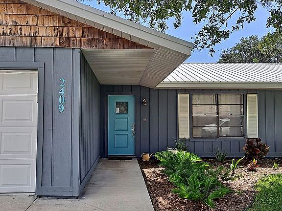 2nd image of 2409 Sabal Palm Dr