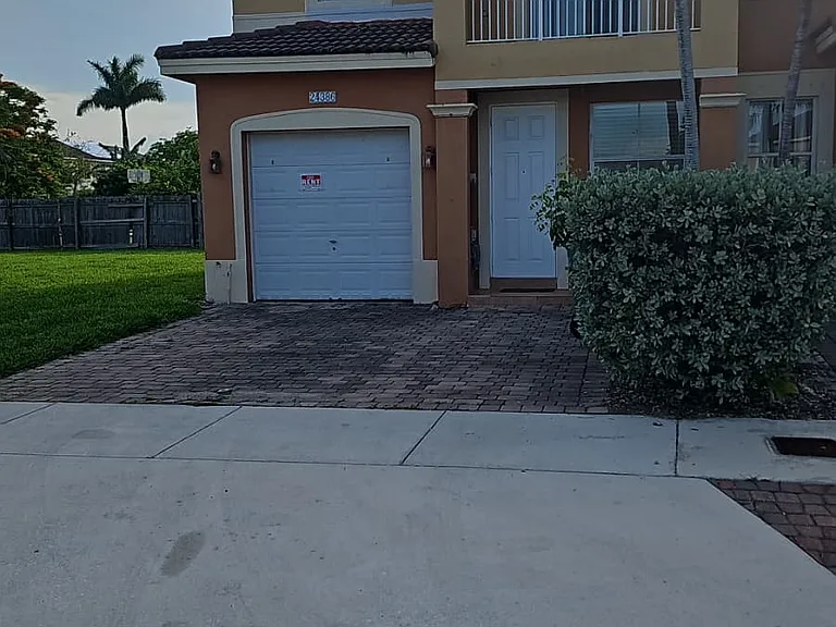 SW 109th Ct — Photo 2
