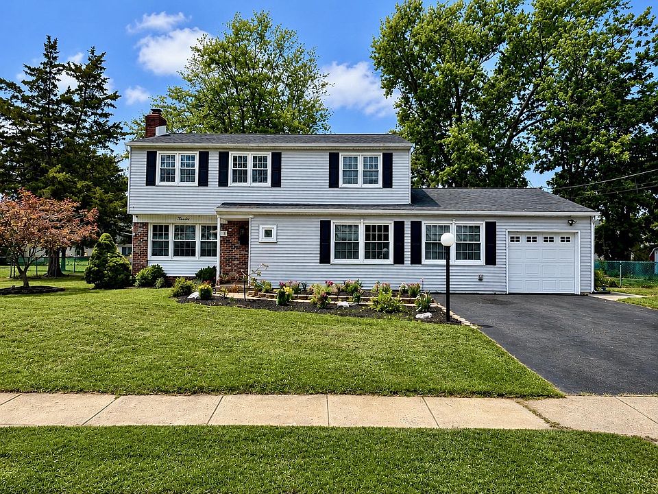 1st image of 12 Longwood Dr