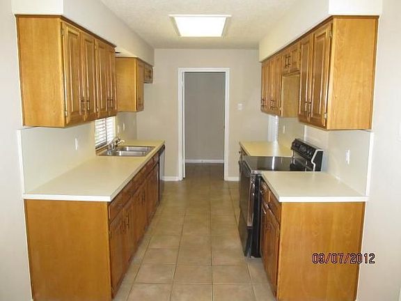 2nd image of 1670 Canterbury Ln