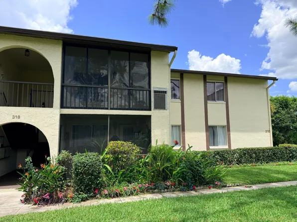 318 Knotty Pine Circle #D-2, Greenacres, FL 33463