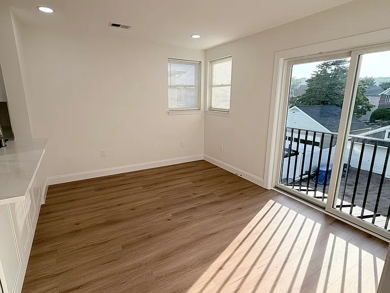 33 Grandview Ave #2 — Photo 3