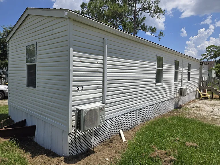 613 Anna Ave — Photo 1