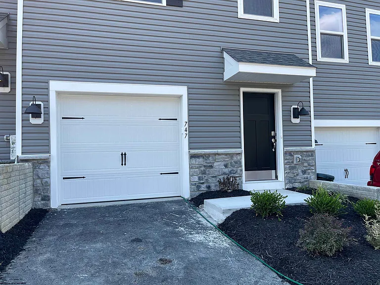 747 Hardman Dr — Photo 3