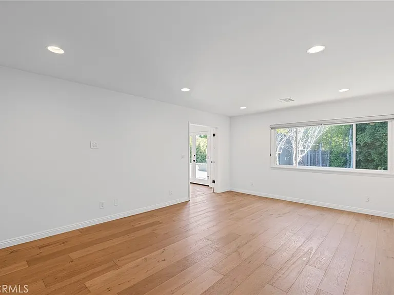 248 N Rexford Dr — Photo 10