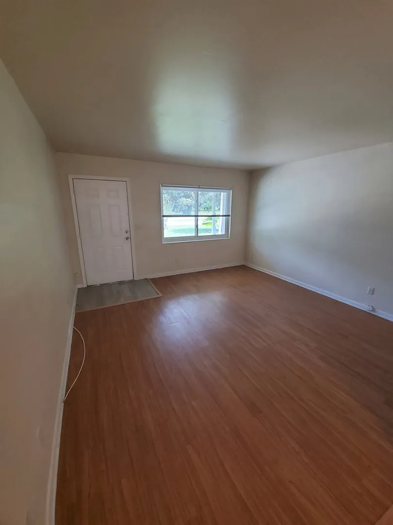 Spacious 2/1 Duplex on Gospel Island — Photo 2