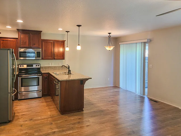 407 & 409 Madrona Ave SE — Photo 9