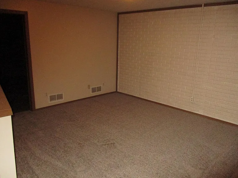 700 Golfcrest Rd N — Photo 10