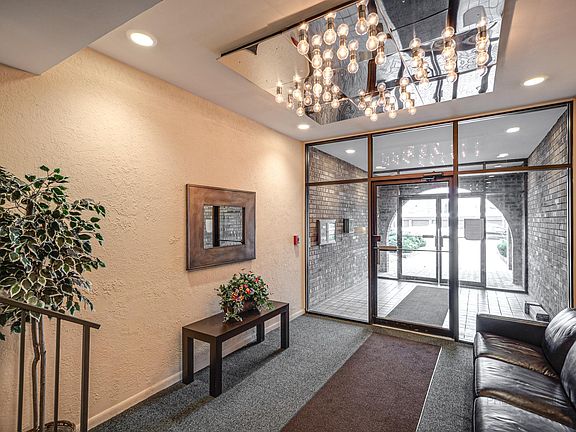 4th image of 2100 Valencia Dr APT 406
