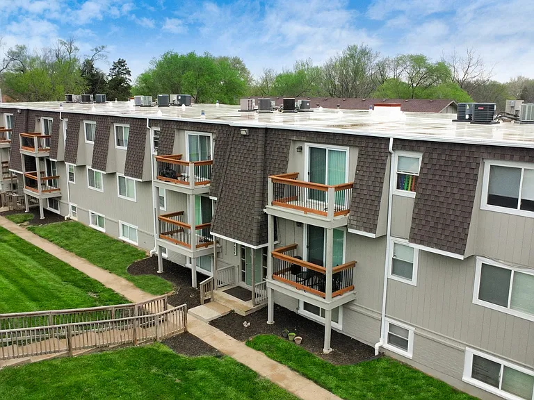 Skyline Apartments — Photo 9