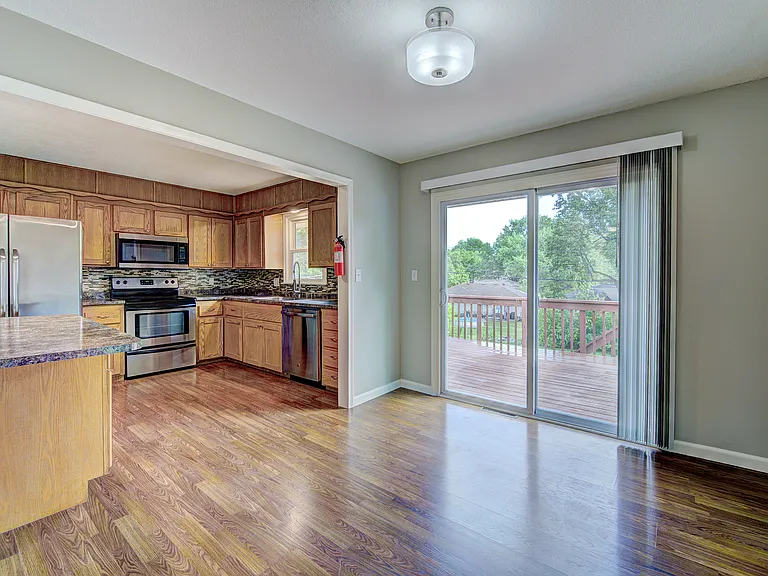 6910 NW Belvidere Pkwy — Photo 3