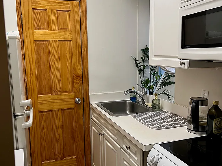 234 Thompson St #7 — Photo 4