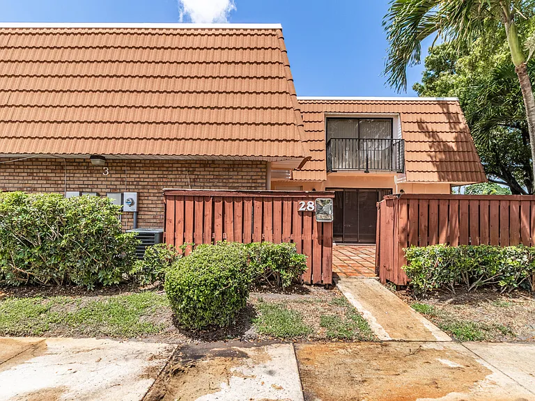2826 SW 12th St — Photo 5