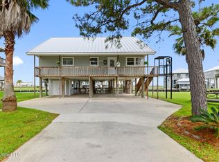 424 Riverview Dr, Bay Saint Louis, MS 39520