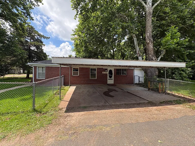 817 Anthony St — Photo 3