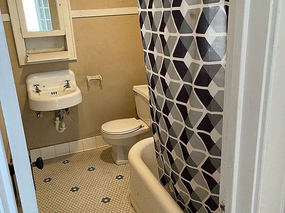 4th image of 310 W Elm Ave APT 2E