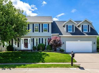 2741 Chesterfield Dr, Bettendorf, IA 52722
