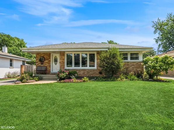 895 S Parkside Ave, Elmhurst, IL 60126