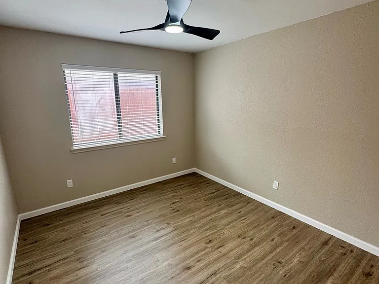 3205 Hillcrest Dr — Photo 10
