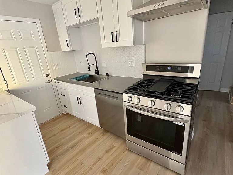 527 Hyde Park Blvd — Photo 18