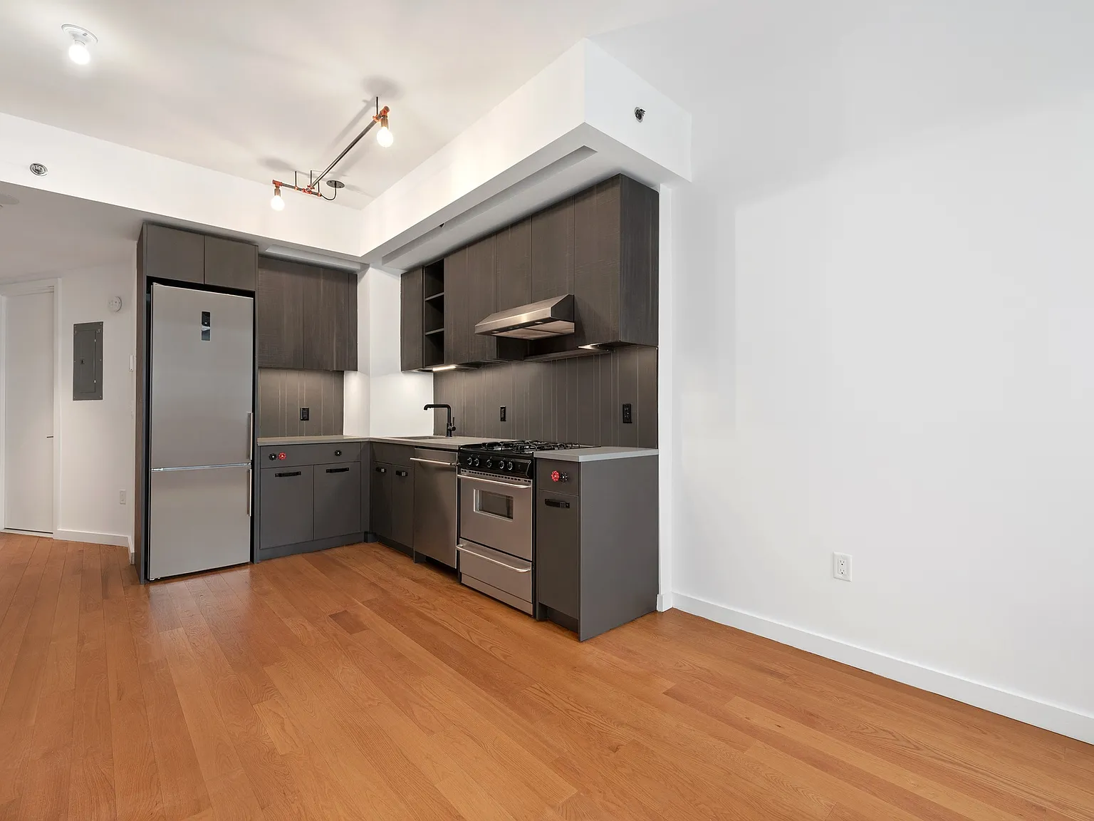 54 Noll Street — Photo 2