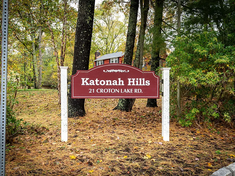 Katonah Hills is walking distance to the town of Katonah.