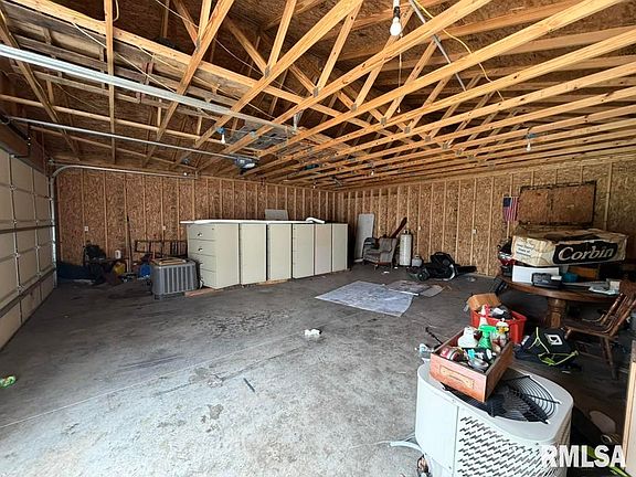 5th image of 2133 E North Grand Ave