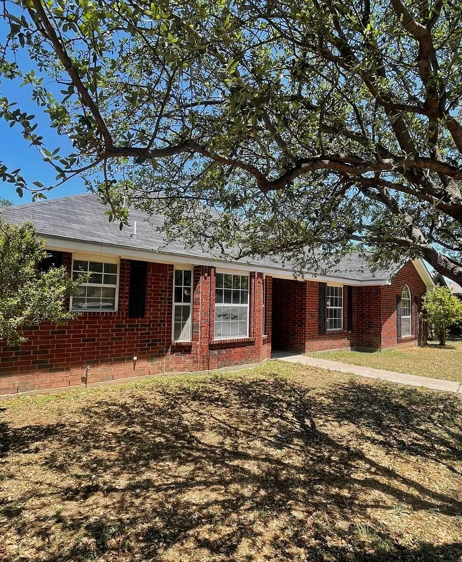 3310 Maplewood Dr — Photo 1