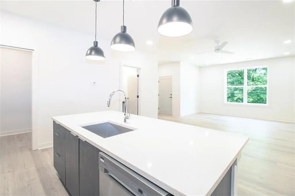 2 bed, 2.0 bath, 1250 sqft, $2,500 — Photo 2
