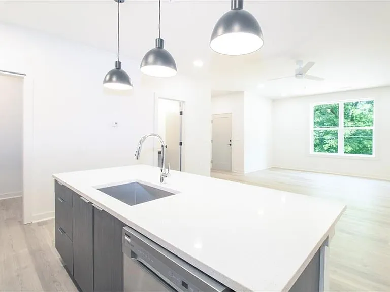 260 Martha Dr — Photo 2