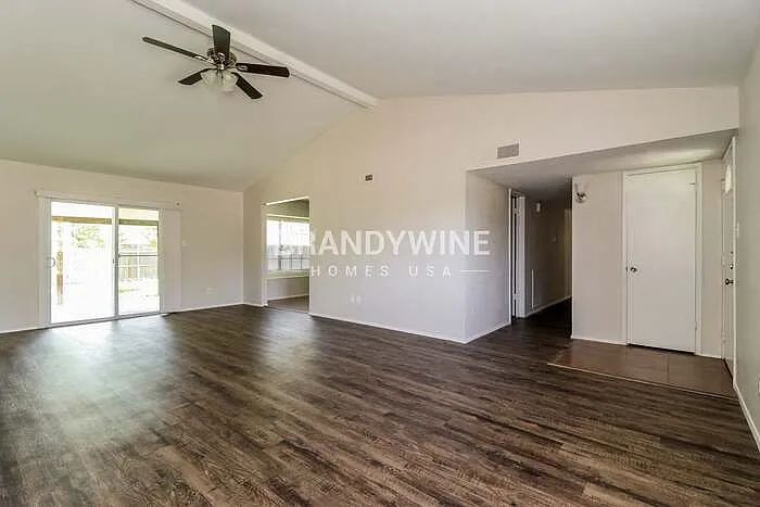 802 Edgemont Dr — Photo 5