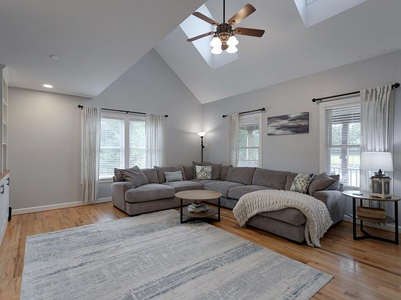 3rd image of 12 Spring Ridge Ln