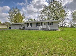 3885 E Skyline Dr, Decatur, IL 62521