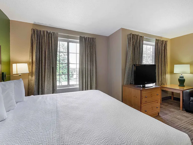 Deluxe Studio - 1 King Bed