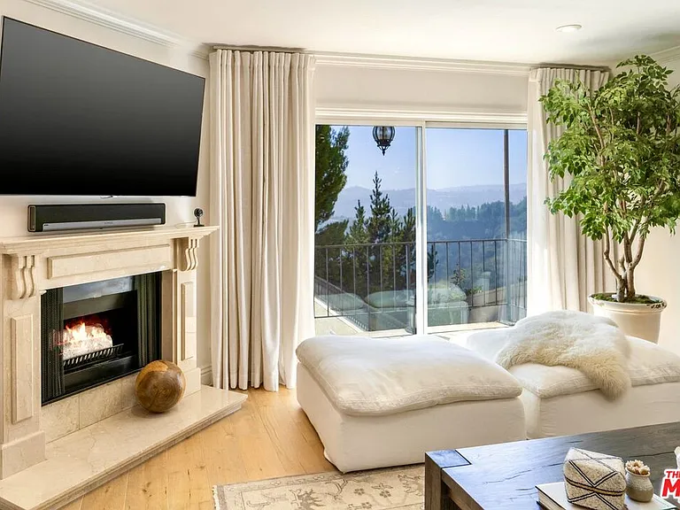 2385 Roscomare Rd #D3 — Photo 1