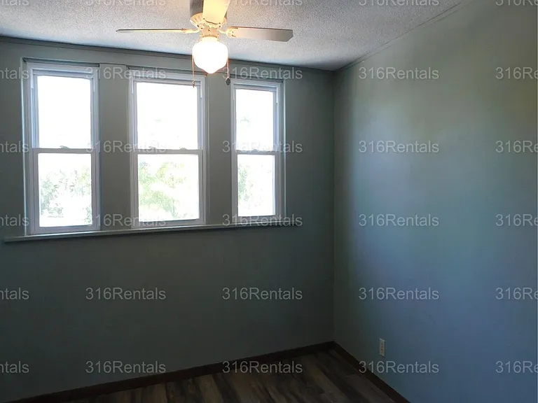 113 S Oak St — Photo 15