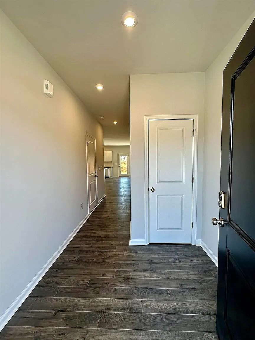 3 bed, 2.5 bath, 1470 sqft, $1,800 — Photo 3