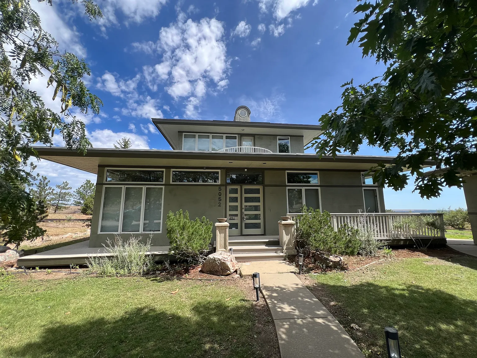 3 bed, 2.5 bath, 2100 sqft, $7,700 — Photo 1